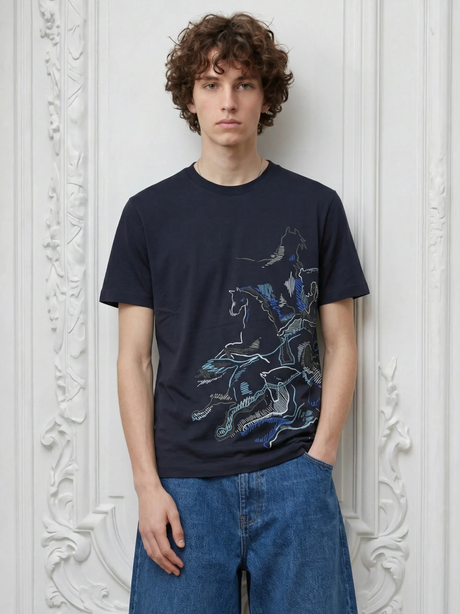 hernes-horse-embroidery-inspire-man-navy-tshirt-2-1.webp