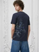 hernes-horse-embroidery-inspire-man-navy-tshirt-5-1.webp