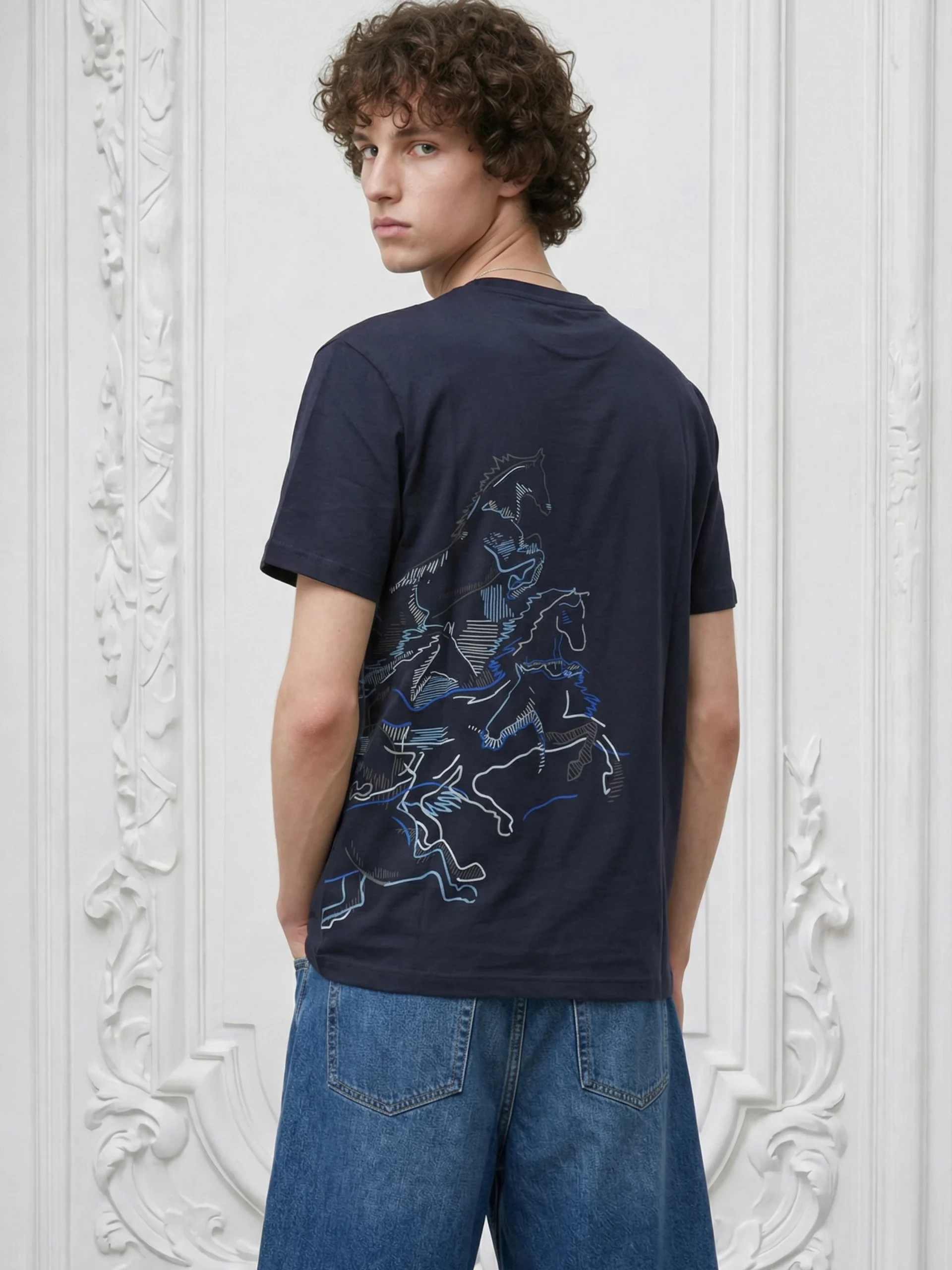 hernes-horse-embroidery-inspire-man-navy-tshirt-5-1.webp